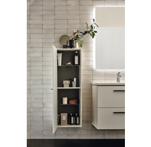 Salle de bains moderne avec armoire suspendue ouverte et meuble sous-lavabo