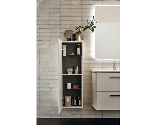 Salle de bains moderne avec armoire suspendue ouverte et meuble sous-lavabo