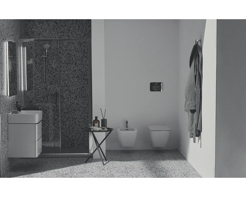 Salle de bain avec douche, meuble sous-lavabo, bidet et toilettes