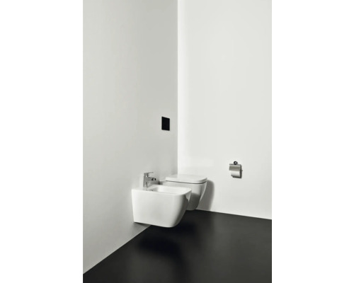 Modernes Badezimmer mit wandhängendem Bidet, Toilette und Toilettenpapierhalter