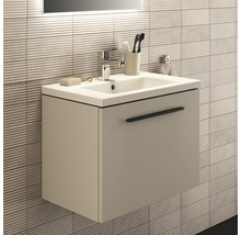Meuble-lavabo avec armoire et robinetterie dans la salle de bain.