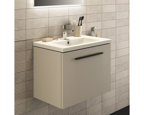 Waschtisch mit Unterschrank und Armatur im Badezimmer.