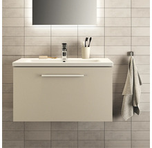 Salle de bains avec meuble sous-vasque, lavabo, robinet, serviette et miroir