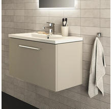 Meuble sous-lavabo avec lavabo, robinet, serviette et accessoires dans la salle de bains