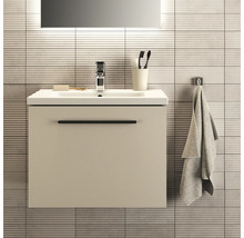 Salle de bain moderne avec lavabo, robinet, serviette et accessoires de salle de bain
