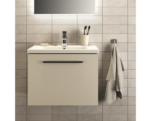 Modernes Badezimmer mit Waschtisch, Armatur, Handtuch und Badaccessoires