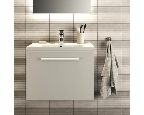 Modernes Badezimmer mit Waschbeckenunterschrank, Armatur und Handtuch