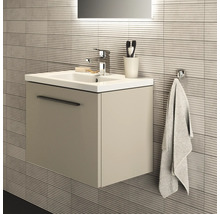 Salle de bains moderne avec lavabo et porte-serviettes
