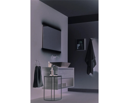 Modernes Badezimmer mit Waschtisch, Spiegel, Handtuchhalter und Beistelltisch.