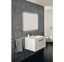 Salle de bains moderne avec meuble sous-lavabo, miroir avec éclairage et porte-serviettes