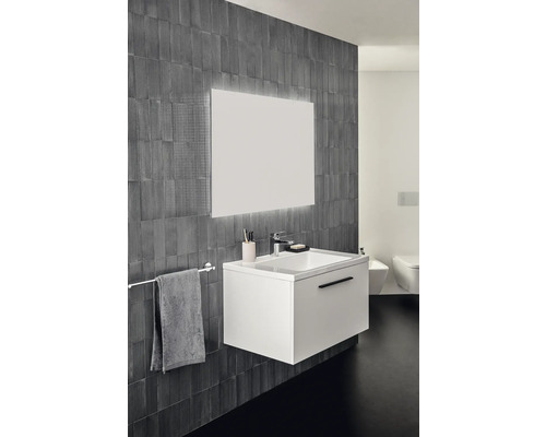 Modernes Badezimmer mit Waschbeckenunterschrank, Spiegel mit Beleuchtung und Handtuchhalter