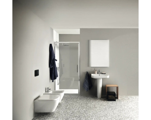 Helles Badezimmer mit Dusche, Waschbecken, Bidet und Toilette in modernem Design