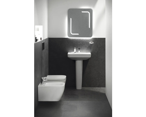 Badezimmer mit Waschtisch, Spiegel, Toilette und Bidet in einem modernen Design.