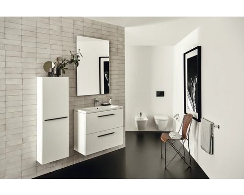 Helles Badezimmer mit Waschbeckenunterschrank, Spiegelschrank und Wandregal