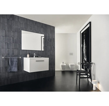 Salle de bain moderne avec meuble-lavabo, miroir, toilettes et bidet