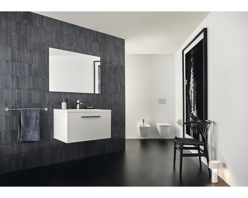 Modernes Badezimmer mit Waschtisch, Spiegel, Toilette und Bidet