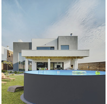 Piscine hors sol dans le jardin devant une maison moderne