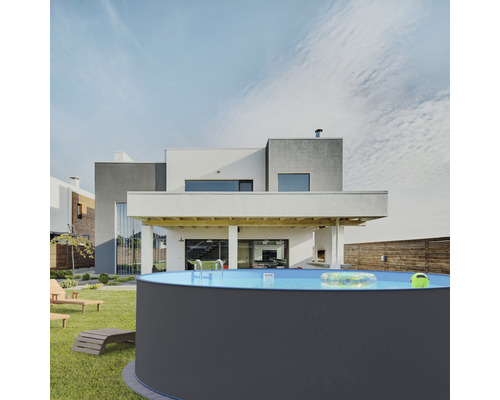 Piscine hors sol dans le jardin devant une maison moderne