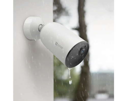 Caméra de surveillance extérieure EZVIZ sous la pluie.
