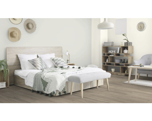 Chambre claire avec lit, rangement et décoration