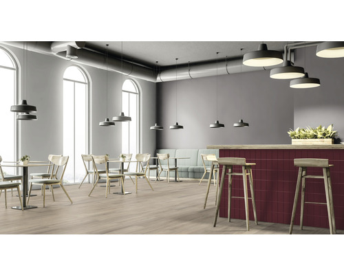 Salle de restaurant avec tables, chaises, bar et éclairage