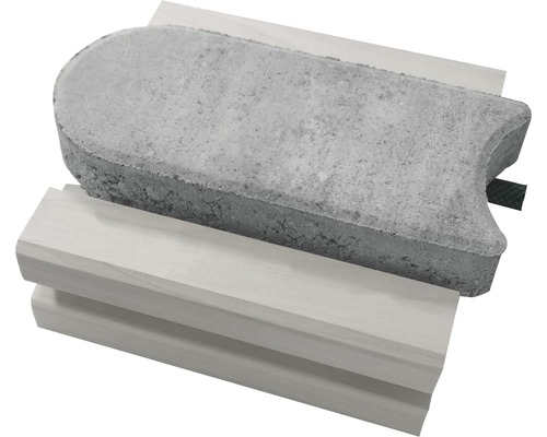 Grauer Betonrasenbordstein auf Holzleisten