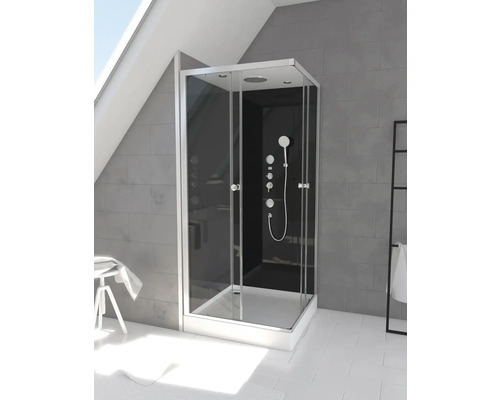 Moderne Duschkabine mit dunklen Glaswänden und silberfarbenen Rahmen in einem hellen Badezimmer.