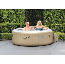 Aufblasbarer Intex Whirlpool mit zwei Personen im Garten