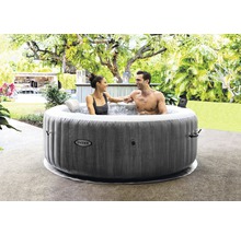 Jacuzzi Intex gonflable avec deux personnes dans le jardin