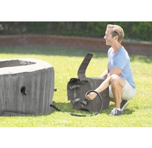 Un homme connecte un spa portable à un filtre