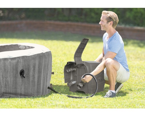 Un homme connecte un spa portable à un filtre