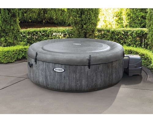 Jacuzzi gonflable Intex avec couverture dans le jardin