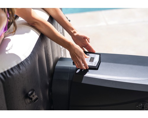 Frau bedient Steuerung eines aufblasbaren Whirlpools.