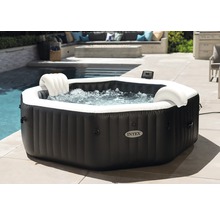 Aufblasbarer Intex Whirlpool mit Bedienfeld und Kopfstütze im Aussenbereich.