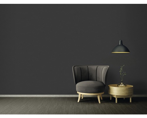 Wohnzimmer mit Sessel, Beistelltisch und Pendelleuchte