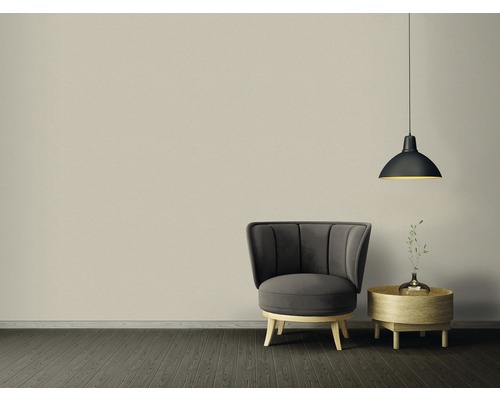 Zimmer mit Sessel, Beistelltisch und Hängelampe