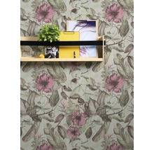 Étagère décorative sur un mur à motifs floraux, avec plante, citron et accessoires de bureau
