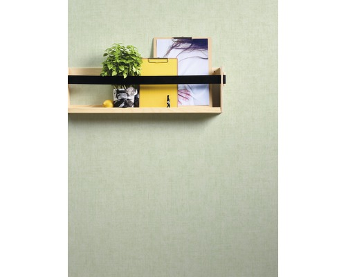 Holzregal mit Pflanze, Zitrone, Klemmbrett und Notizblock an der Wand