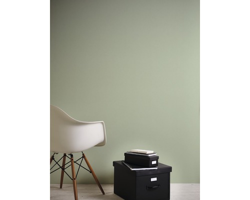 Wohnraum mit einer Wand, einem Stuhl und Aufbewahrungsboxen