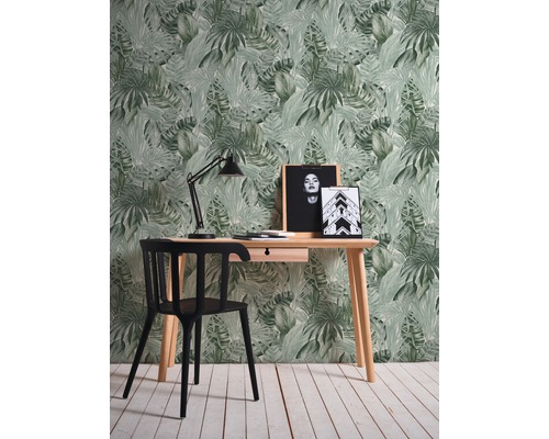 Arbeitszimmer mit Schreibtisch, Stuhl, Schreibtischlampe und tropischer Blättertapete