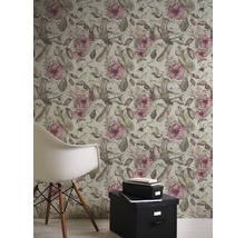 Papier peint avec motif de fleurs et de feuilles dans un espace de vie