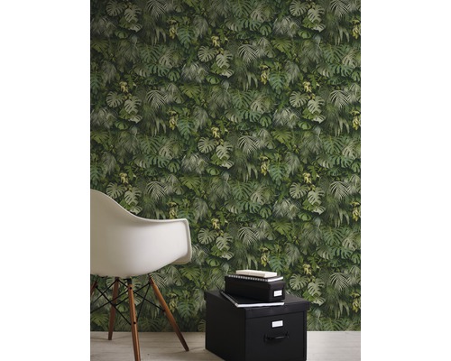 Wohnraum mit Dschungel-Blättertapete, Stuhl und Aufbewahrungsboxen