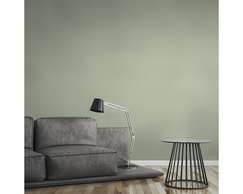 Wohnzimmer mit Sofa, Stehlampe und Tisch