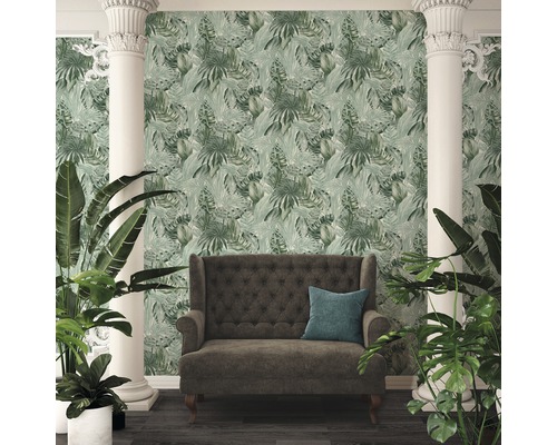 Szene mit einem Sofa und einer Wand mit Blattmuster-Tapete