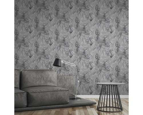 Wohnzimmer mit grauer Blättertapete, Sofa und Stehlampe