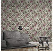 Salon avec papier peint fleuri, canapé et lampadaire