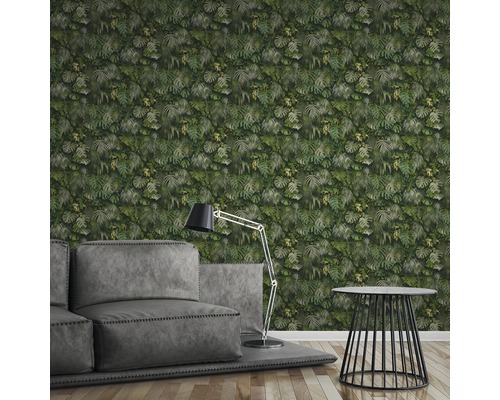 Wohnzimmer mit grüner Blättertapete, Sofa und Lampe