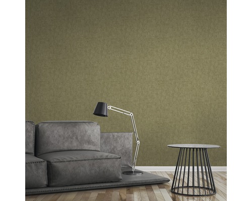 Wohnzimmer mit Tapete, Sofa, Stehlampe und Beistelltisch