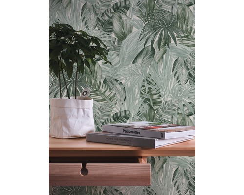 Wandgestaltung mit Tapete im Blätterdesign, Schreibtisch mit Pflanze und Büchern