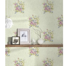 Tapete mit Blumenmuster und Vintage-Dekorationen auf einem Regal